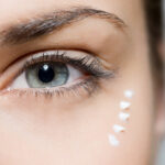 Krem pod oczy: Najlepsze sposoby na pielęgnację skóry wokół oczu